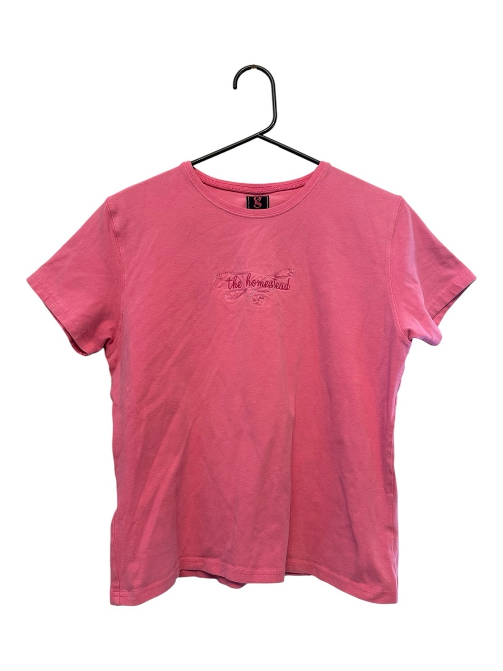 Vintage Y2K Pink Short Sleeve Tee with āThe Homesteadā Embroidered Logo Medium